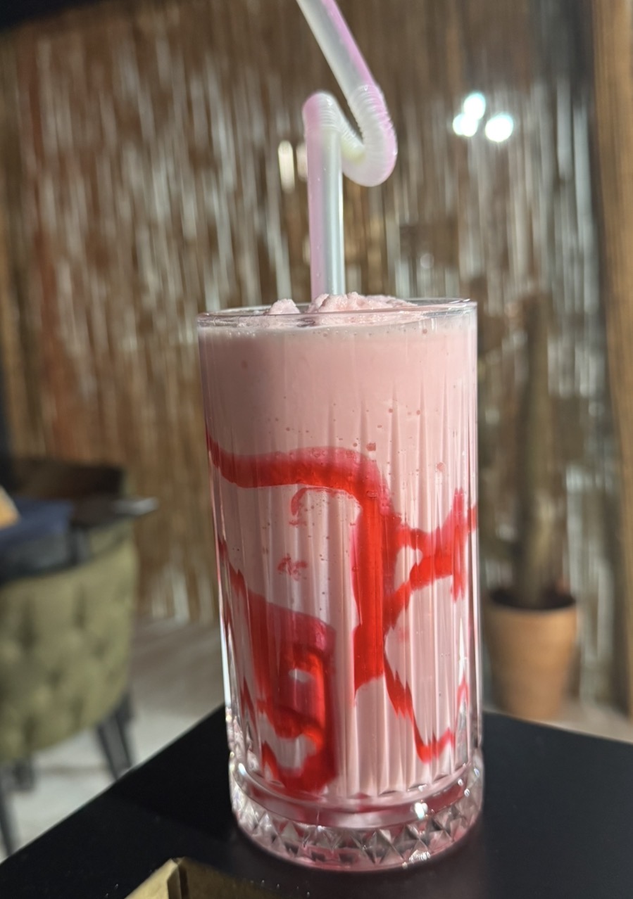 ÇİLEKLİ MILKSHAKE 