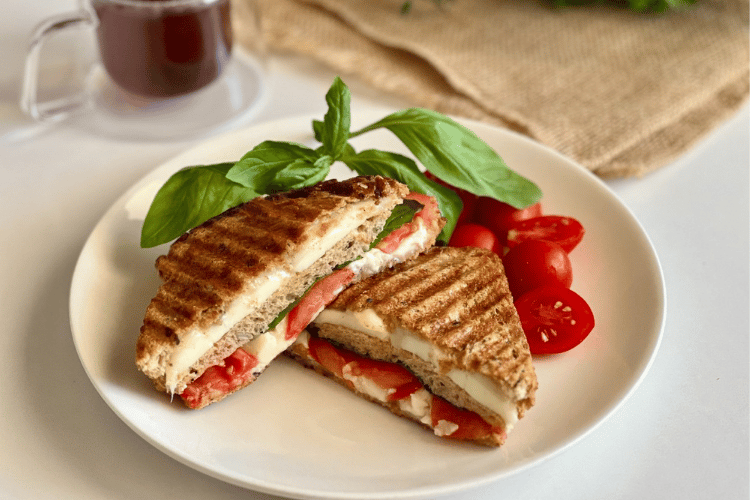Beyaz Peynir Domatesli Tost